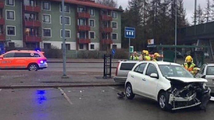 Horor ve Helsinkách: Auto vjelo do lidí na chodníku, sedm zraněných