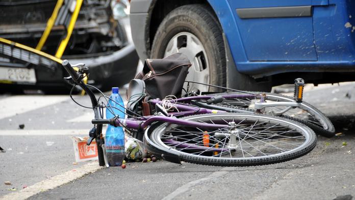 Na Děčínsku řidič srazil cyklistku, od nehody ujel