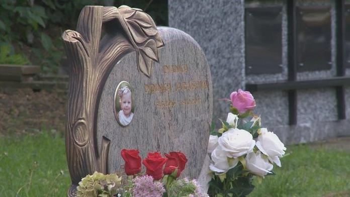 Dianka (†1,5) zemřela v křečích vinou lékařů. Z její smrti obvinili primáře