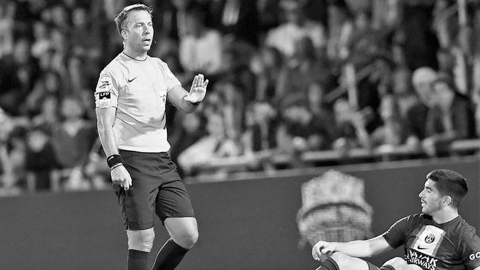 Elitní rozhodčí Ligue 1 náhle zemřel. Ve věku 42 let dostal při tréninku mrtvici