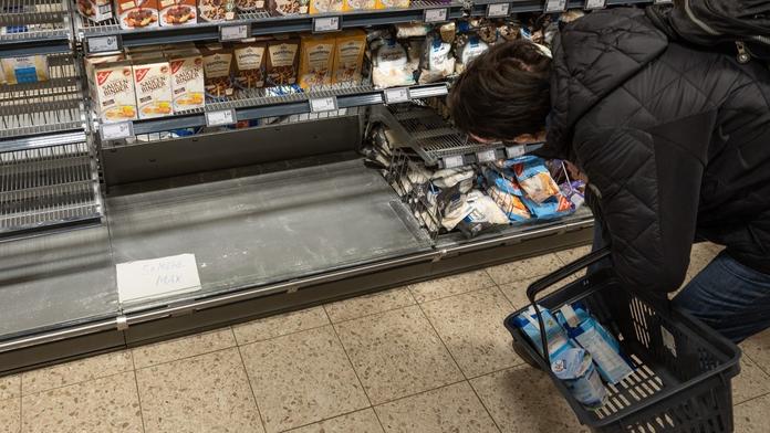 Nakupujete v Německu? Některé obchody omezují, kolik zboží lidé mohou koupit