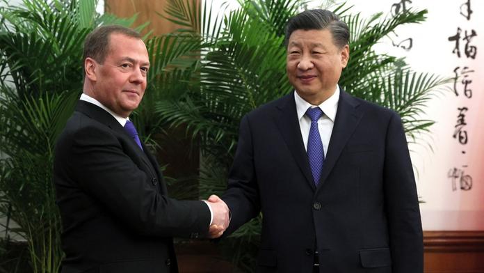 Náhlá návštěva u čínského prezidenta. Medveděv přivezl vzkaz od Putina
