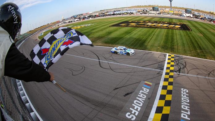 Kolotoč NASCAR v neděli pokračuje na okruhu Kansas Speedway