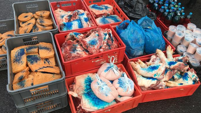 Dodávka bez chlazení převážela 750 kilo masa! To nebylo ani označené