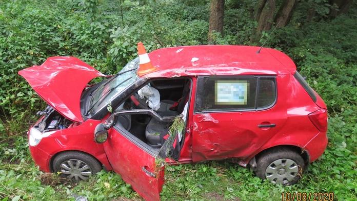 Řidič na Jičínsku dostal smyk a vypadl z auta, jelo s ním i dítě