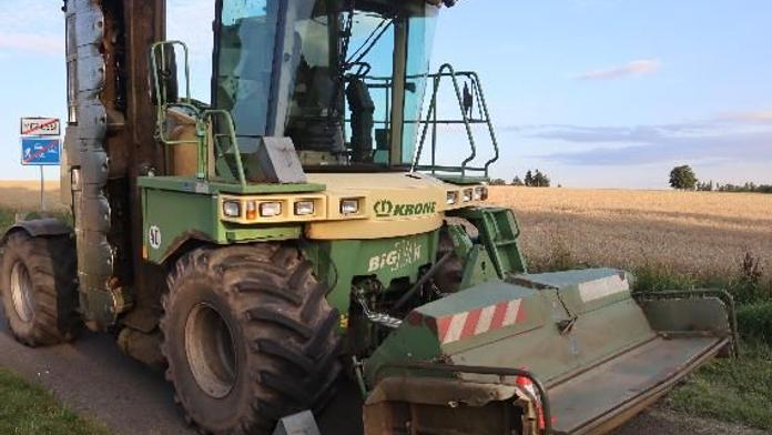 Mladý cyklista chtěl objet traktor po trávě, spadl pod něj. Na místě zemřel