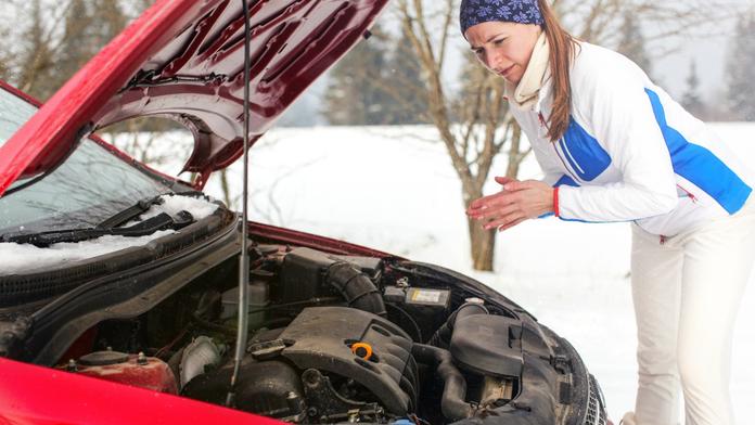 Jak správně startovat auto v mrazu? Je třeba nechat zahřát motor na volnoběh?