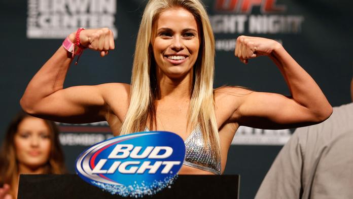 UFC kráska se opět svlékla! Za časté vystavování svých křivek čelí kritice