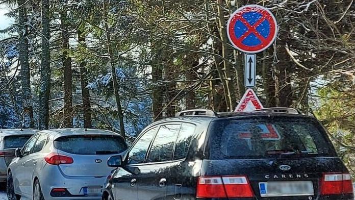Horské cesty v obležení aut! Řidiči parkují v zákazech a blokují silnice