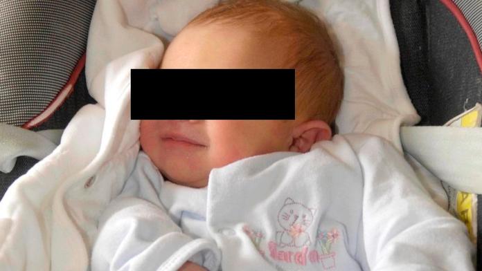 Rodiče si jedli v restauraci, dcera jim zatím umírala hlady v autě!