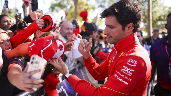 Carlos Sainz se podepisuje fanouškům