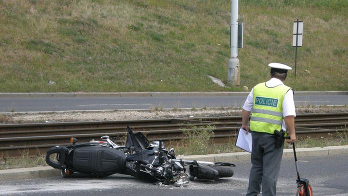 Motorkář se srazil s autem. On i jeho spolujezdkyně skončili v nemocnici