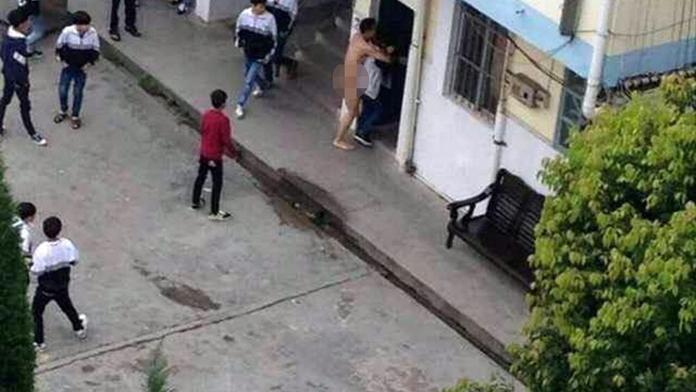 Nahý učitel se pokusil přímo ve škole znásilnit studentku. FOTO