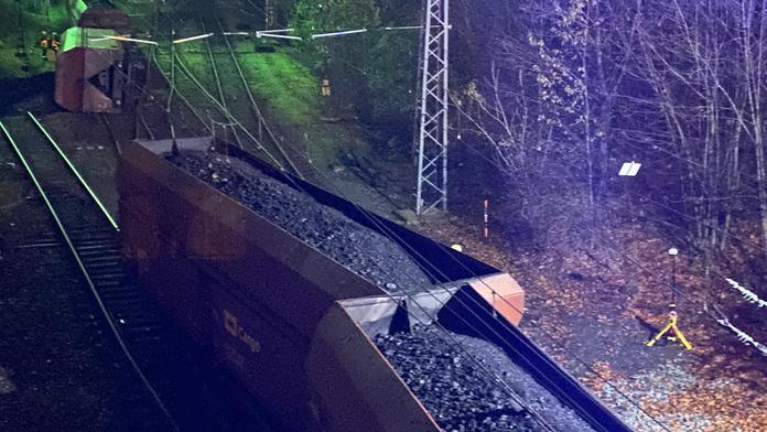 V Praze vykolejil vlak převážející uhlí! Škoda vyjde na miliony korun
