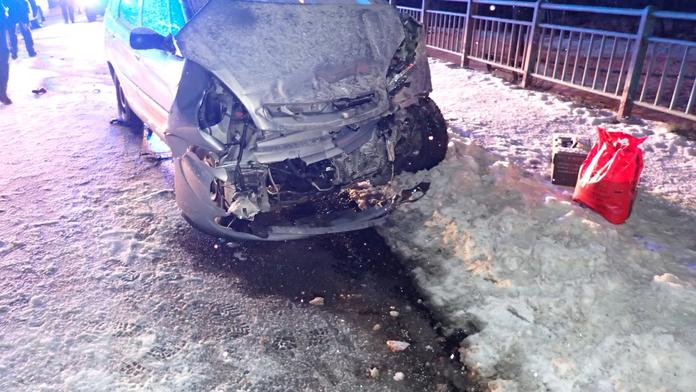 Auto při nehodě očesalo rodinný dům, hasiči ho museli vyztužit!