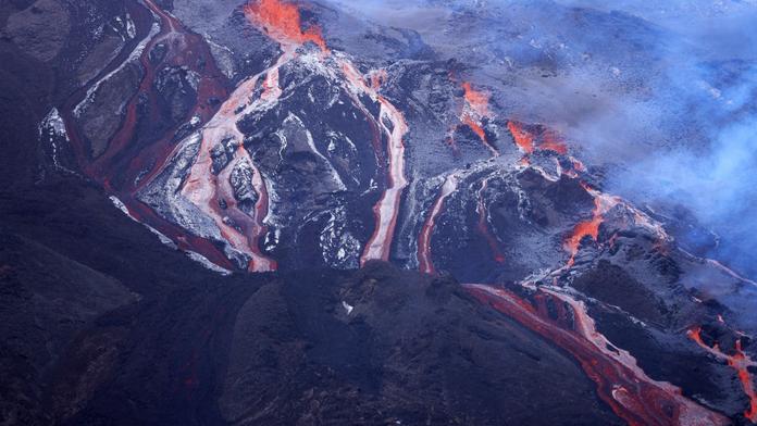 Francouzský ostrov vyhlásil pohotovost. Blíží se erupce sopky