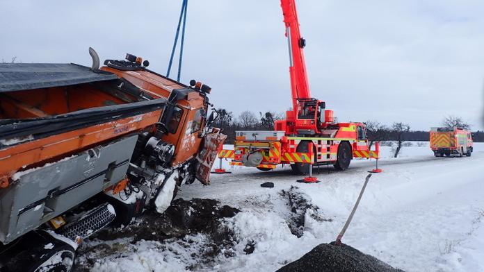 Autobus s lidmi skončil v příkopu, sypač také. Česko bojuje s ledem