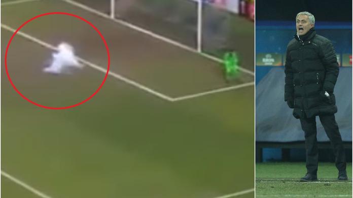 Pyrotechnika opět na hřišti! Ohrožen byl Mourinhův gólman