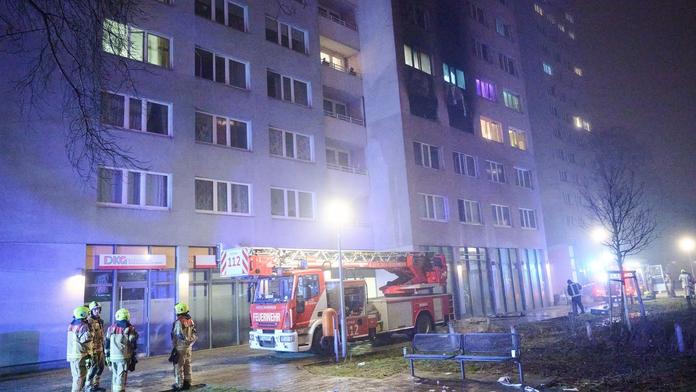 Děsivý požár paneláku v Berlíně nepřežilo dítě, další museli oživovat