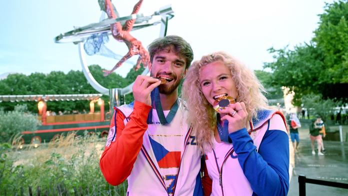 Tomáš Macháč a Kateřina Siniaková se zlatou olympijskou medailí