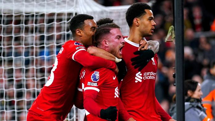 Fotbalisté Liverpoolu slaví gól proti Lutonu
