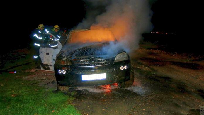 V Olomouci shořel luxusní Mercedes za 4 miliony! Podívejte se, jak ho plameny zničily