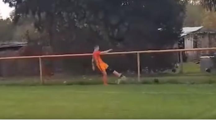 Fotbalista při zápase zabil nebohé zvíře. Stačil mu jediný kop