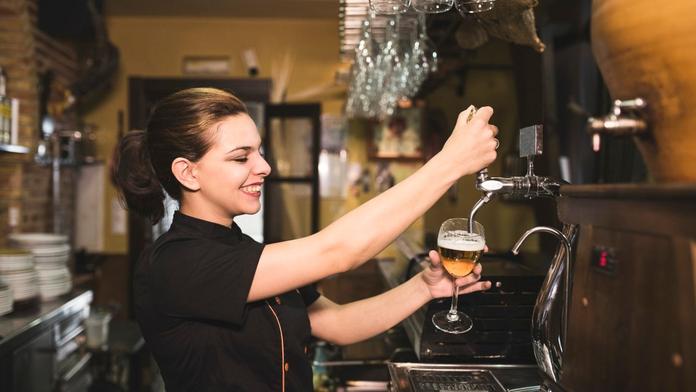 Vláda chce levnější pivo, vodu či stříhání vlasů. Sníží DPH