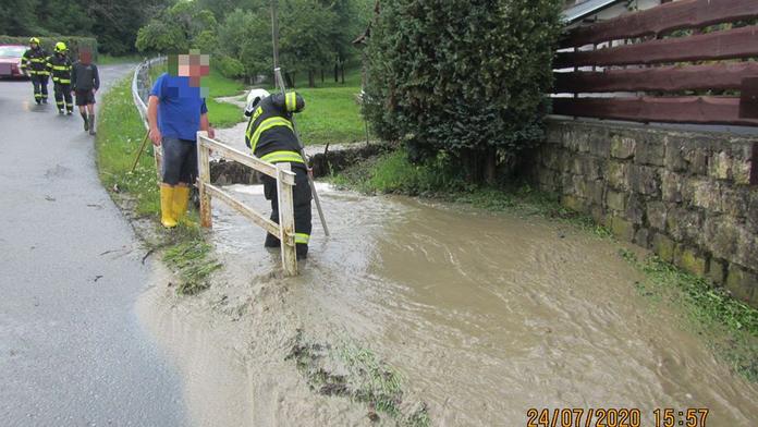 Vylité řeky, zatopené domy i silnice! Zlínský kraj zasáhly přívalové deště