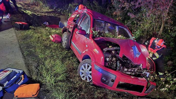 Tragická nehoda na Zlínsku: Auto plné lidí narazilo do stromu