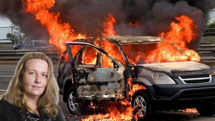 Zapálnou láhví podpálil auto ostravské političce. Utíkala i s dítětem