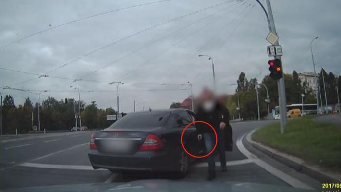 Policista mířil pistolí na řidiče. Obvinili ho, hrozí mu 5 let vězení!