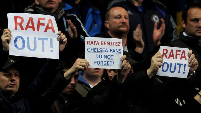 Táhni, Rafo, křičí fanoušci Chelsea. Nerozumím, kontruje Benítez