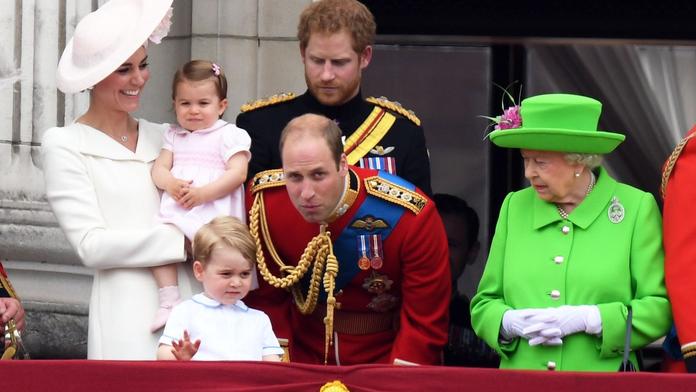 Královna Alžběta II., princ William a vévodkyně Kate