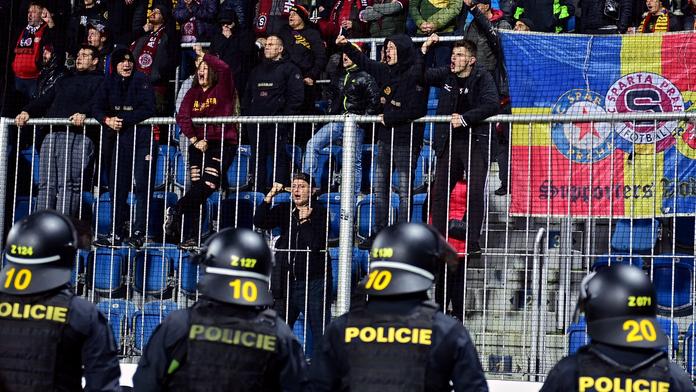Nechutné chování fanoušků Sparty, po prohře v derby zdemolovali Eden