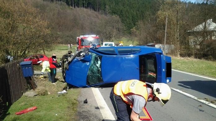 Foto hrůzy: Škoda Octavia ve velké rychlosti přerazila BETONOVÝ SLOUP