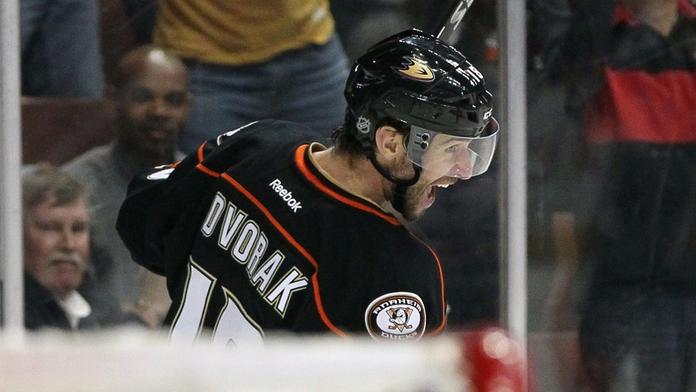 Dvořák bude bojovat o smlouvu v Carolině. Naskočí do 18. sezony v NHL?