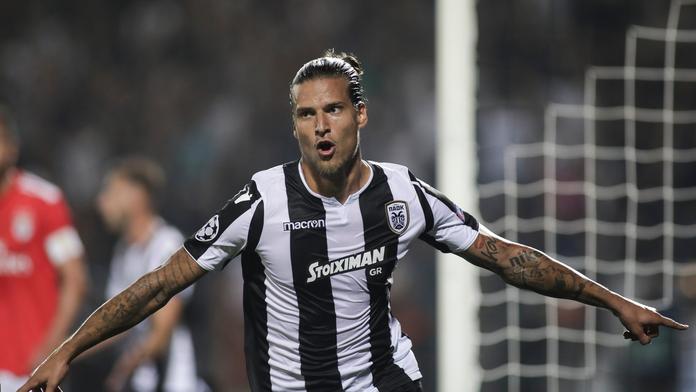 Fotbalista místo karantény popíjel na baru, dostal domácí vězení