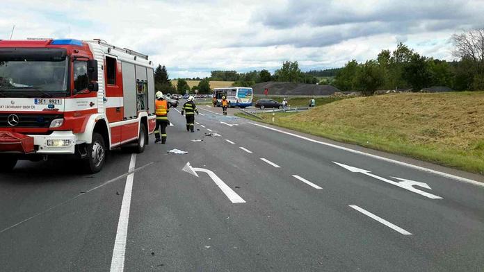 Smrtelná nehoda na Svitavsku: Autobus se srazil s dodávkou!