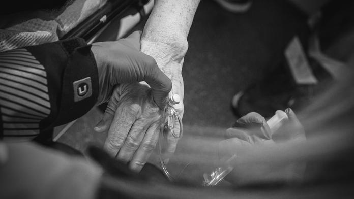 Žena nechtěla trpět, rozřezala si břicho. Záchranářkou Míšou výjezd silně otřásl