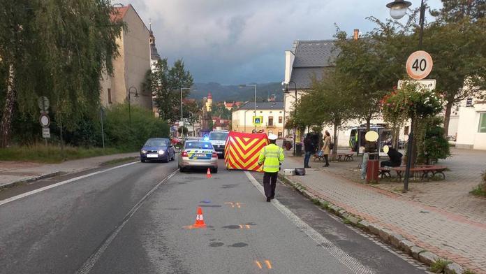 Tragický den na silnicích. Ženu srazili popeláři, cyklistu zase traktor