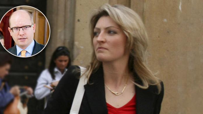 KRÁSNÁ A TAJEMNÁ OLGA: Víme, proč si ji lídr ČSSD Sobotka pečlivě hlídá