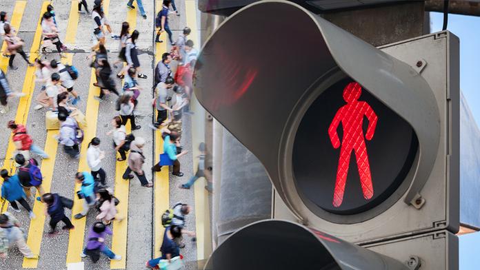 Přecházíte na červenou? Policie zavádí posílání sms s pokutou!