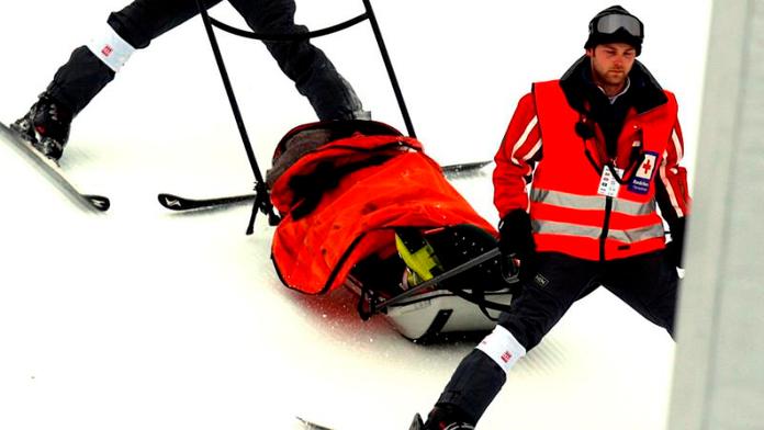 Smrt na sjezdovce! Lyžař narazil do stromu a na místě zemřel
