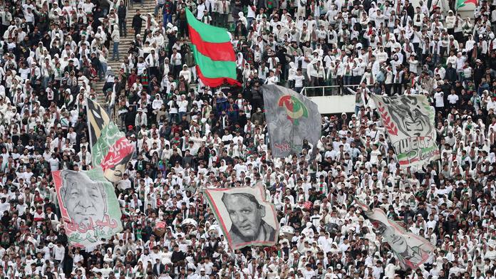 Oslavy titulu hororem. V Alžírsku se utrhla tribuna, tři lidé zemřeli