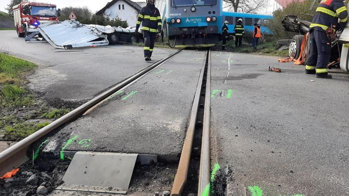 Srážka vlaku a kamionu v Písku zablokovala trať, dva lidé jsou zranění