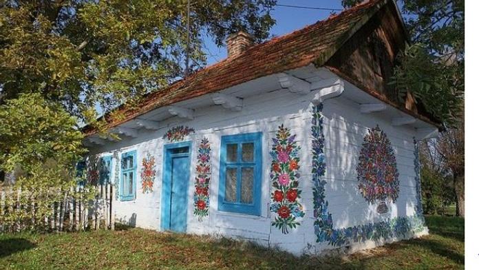 Malovaná pohádka kousek od Česka! Polská ves láká lidi z celého světa