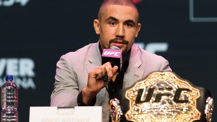 Hlavní zápas UFC 234 neproběhl! Šampion musel na náhlou operaci