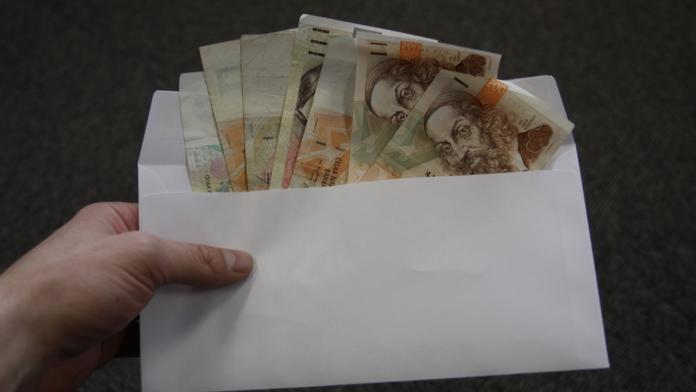 Převlékala se za muže a vyloudila 3,5 milionu