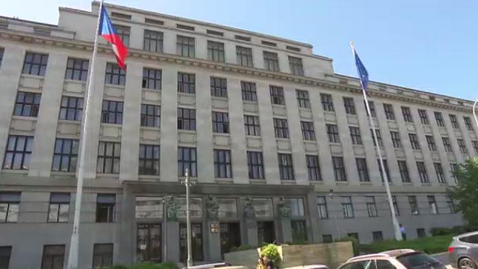 Žalobce navrhl vysokému úředníkovi ministerstva 3,5 roku vězení za přijetí úplatku